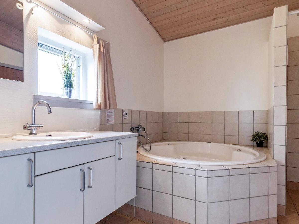8 Person Holiday Home In Fåborg Esterno foto